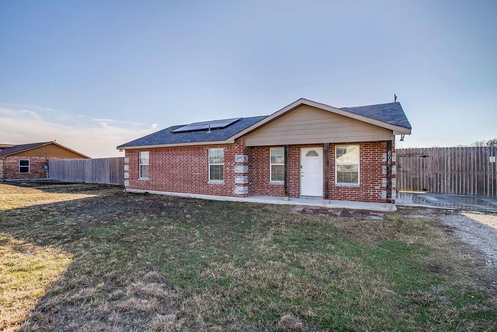 606 S Aquilla Street, Itasca