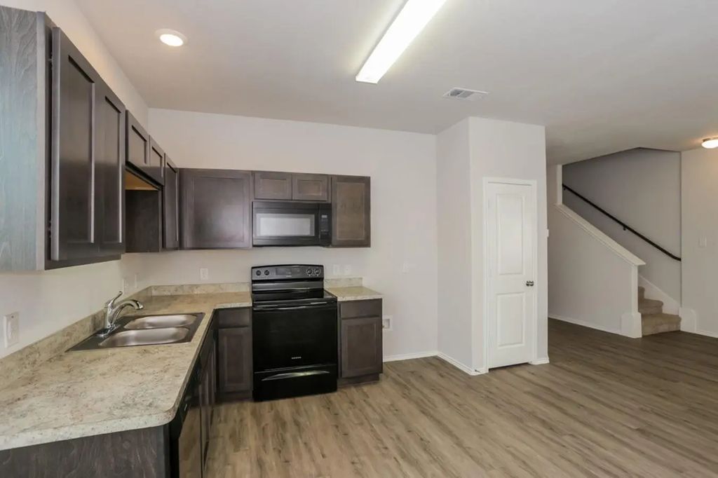 5513 Shore Point, Fort Worth
