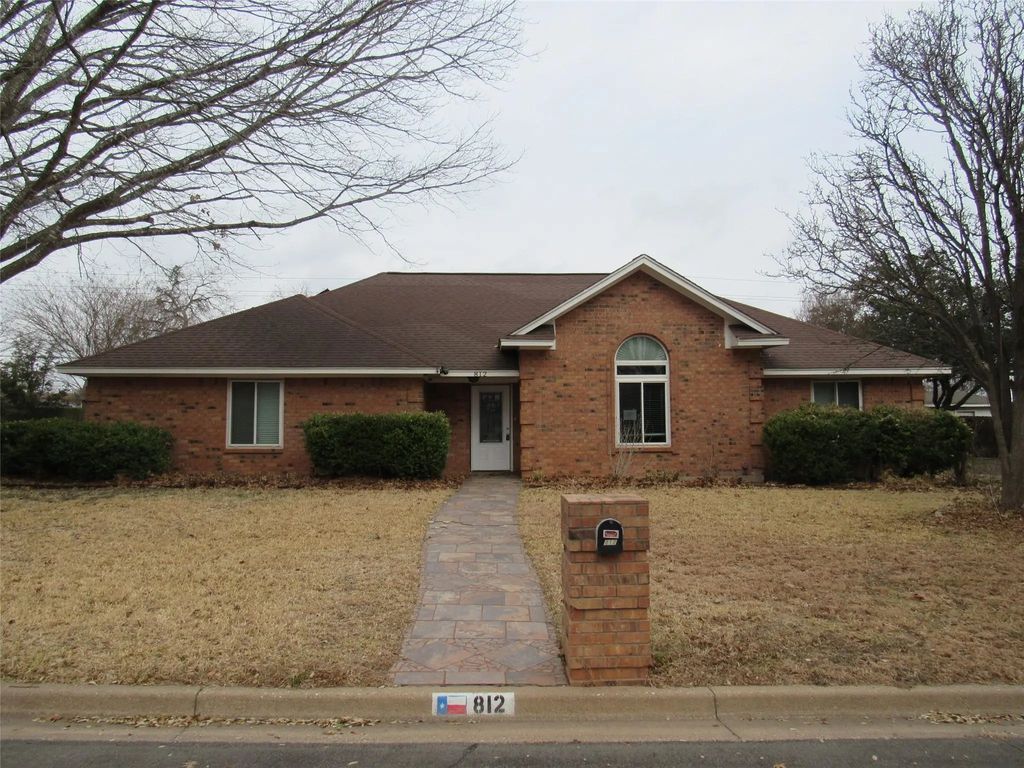 812 Regina Drive, Hewitt