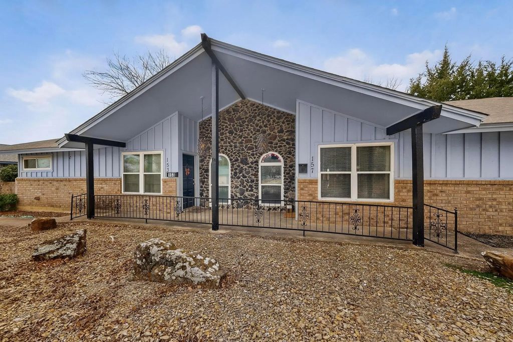 153 Sheri Lane, Hurst