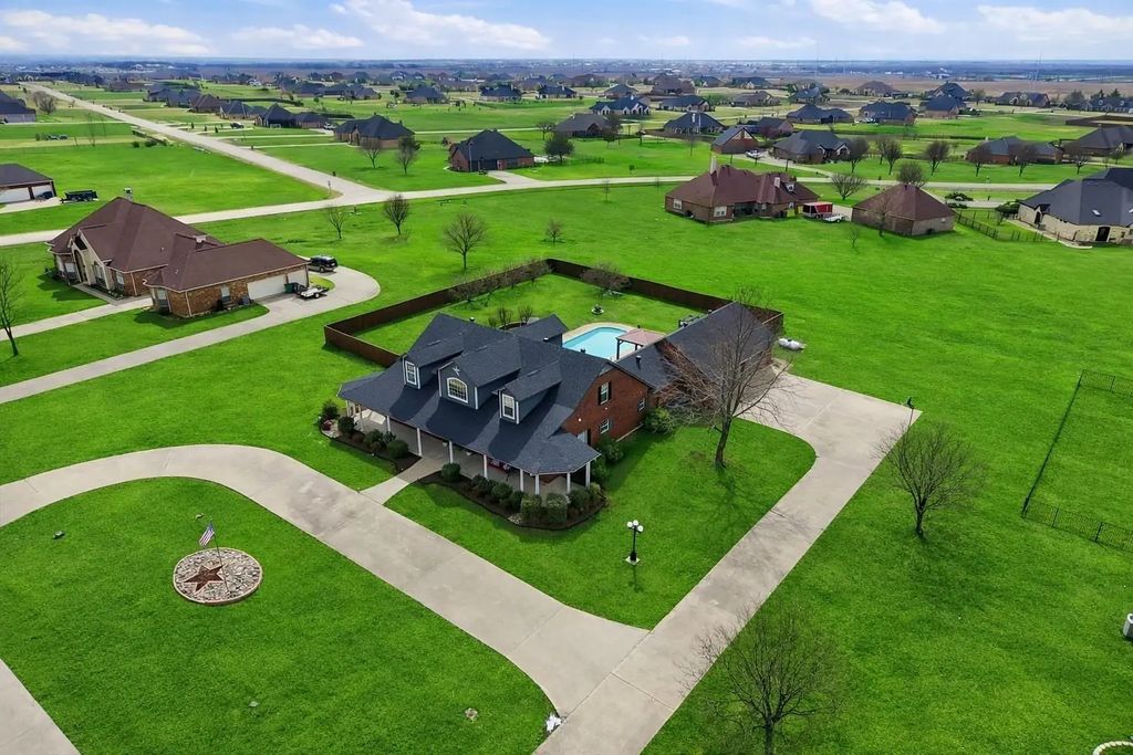 1072 West Secretariat Drive, Terrell