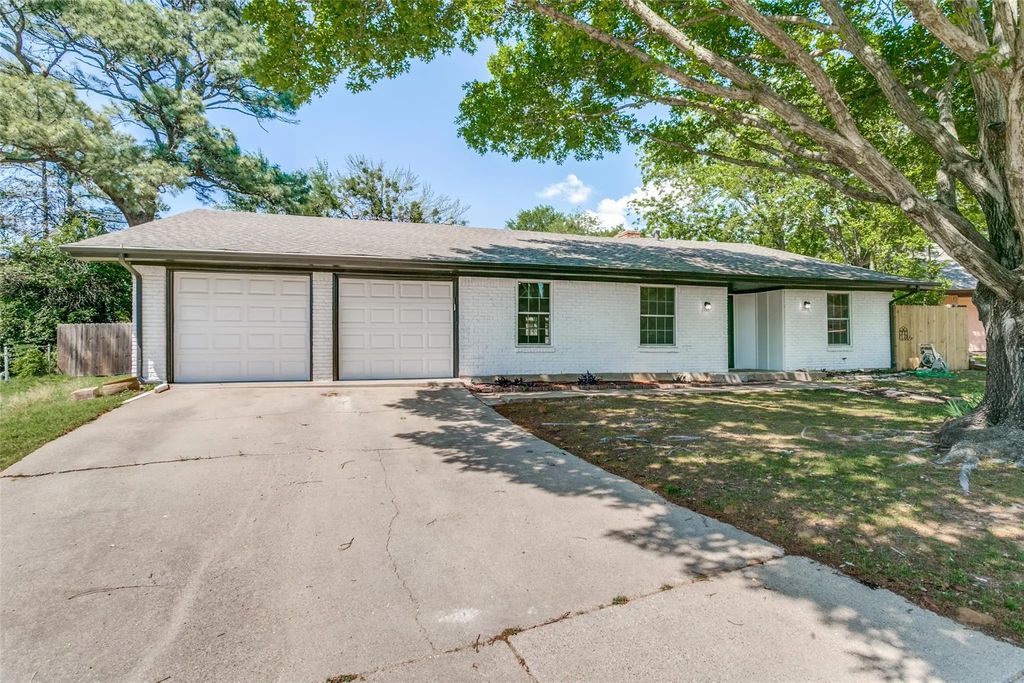 933 Charleston Court, Bedford