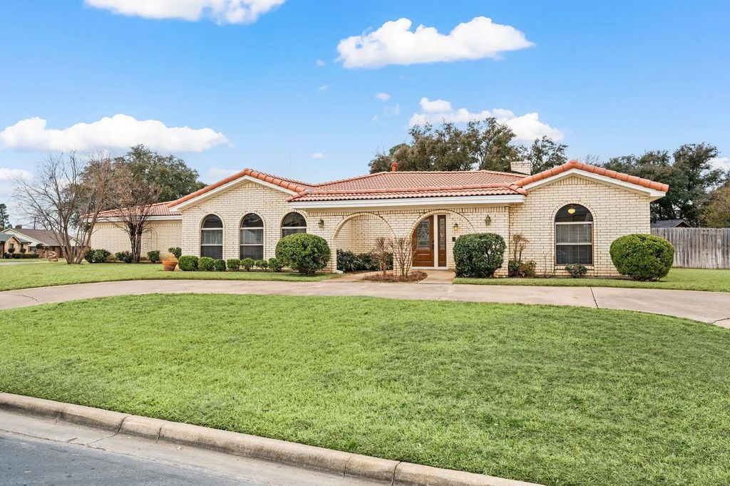 137 E Louella Drive, Hurst