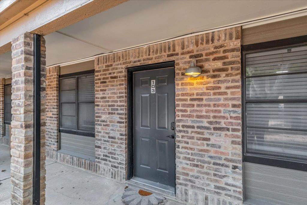 1421 S 12th Street 103, Waco