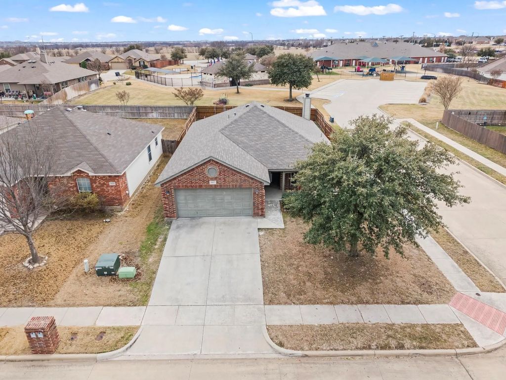 1037 Castle Top Drive, Fort Worth