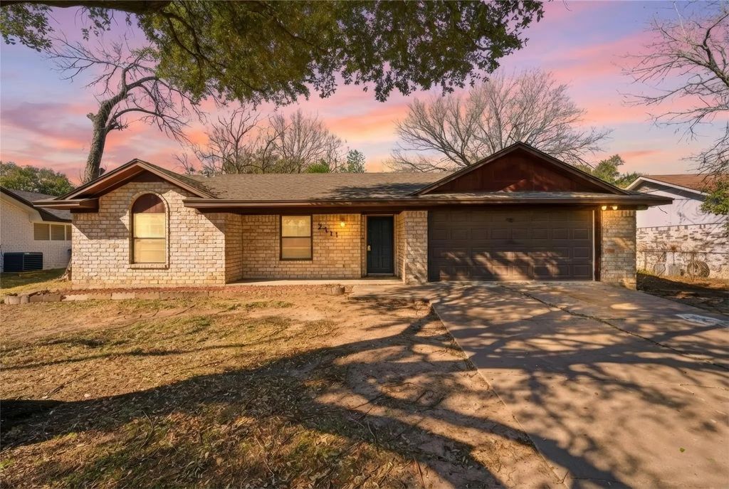 2711 Old Robinson Road, Waco