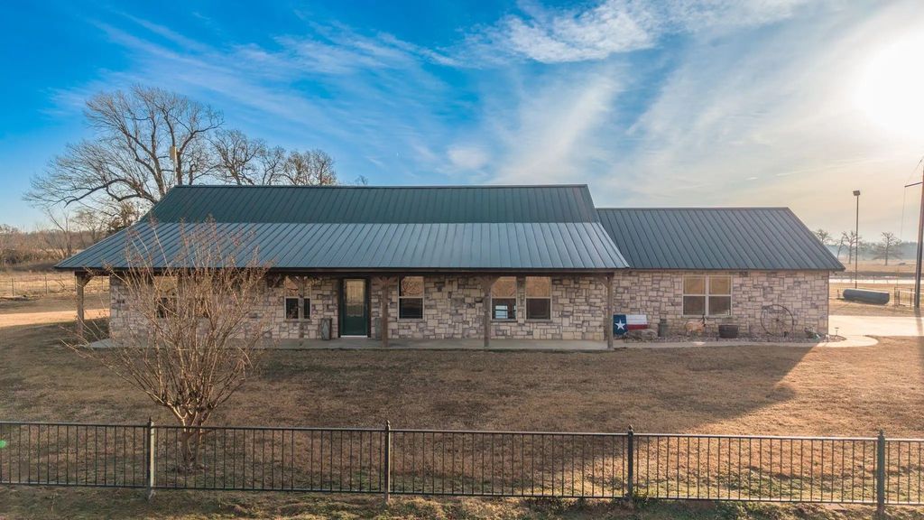 670 Farm Road 196 N, Blossom