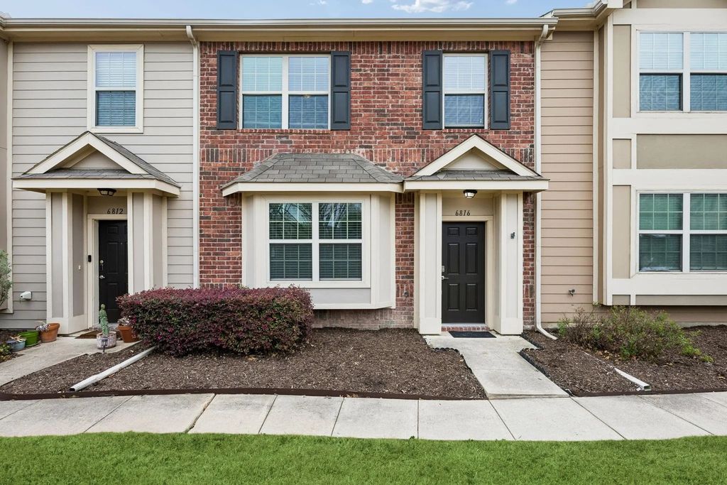 6816 Carrington Lane, Fort Worth