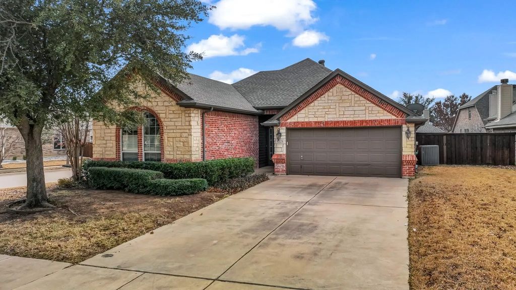 8228 Fall Crest Drive, Fort Worth