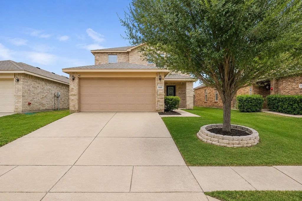 8808 Valley River Drive, Fort Worth