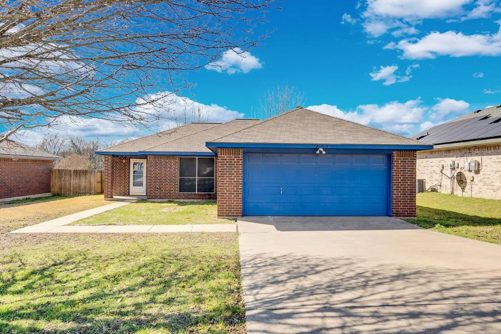 203 Shawnee Trail, Alvarado