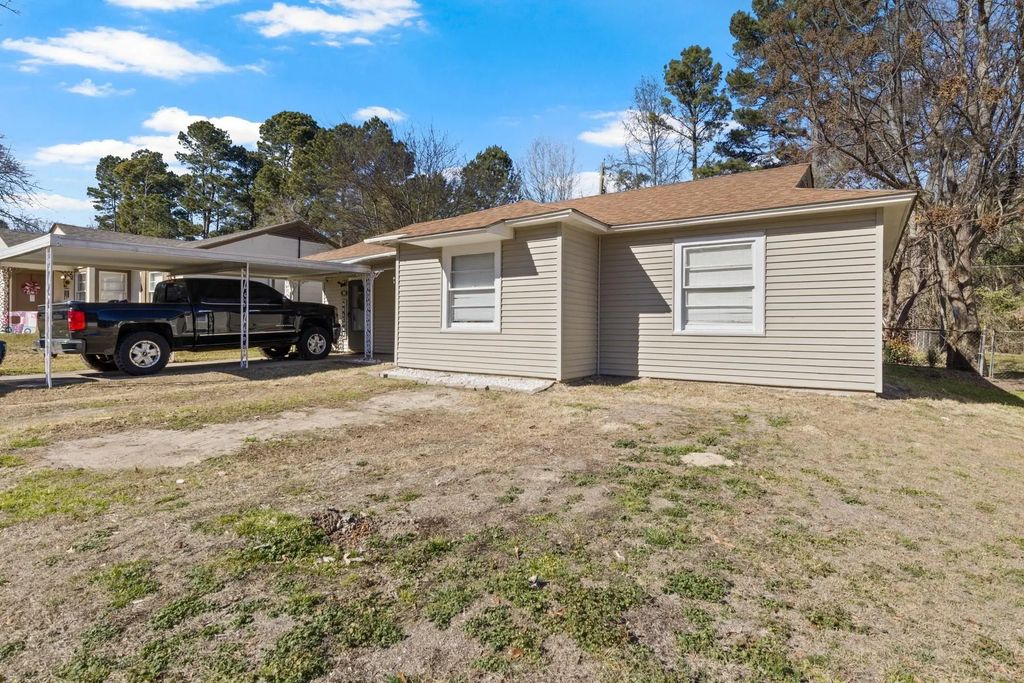 414 Lindsey Street, Daingerfield