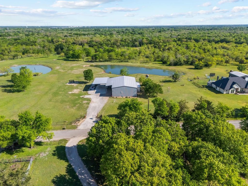 2588 County Road 2510, Quinlan