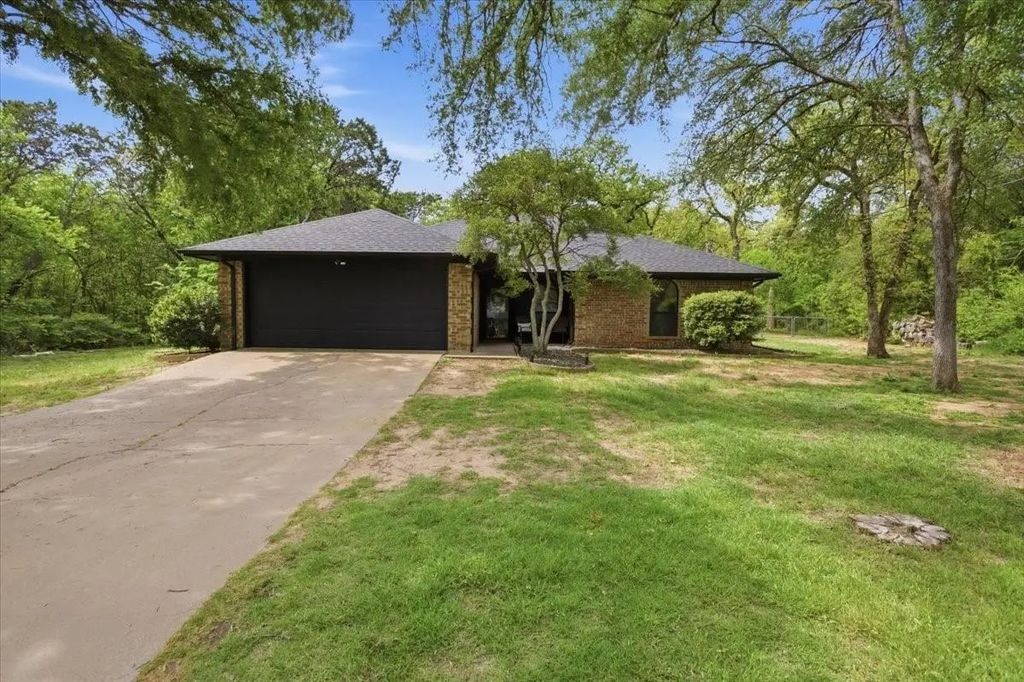2004 W Spanish Trail Drive, Granbury