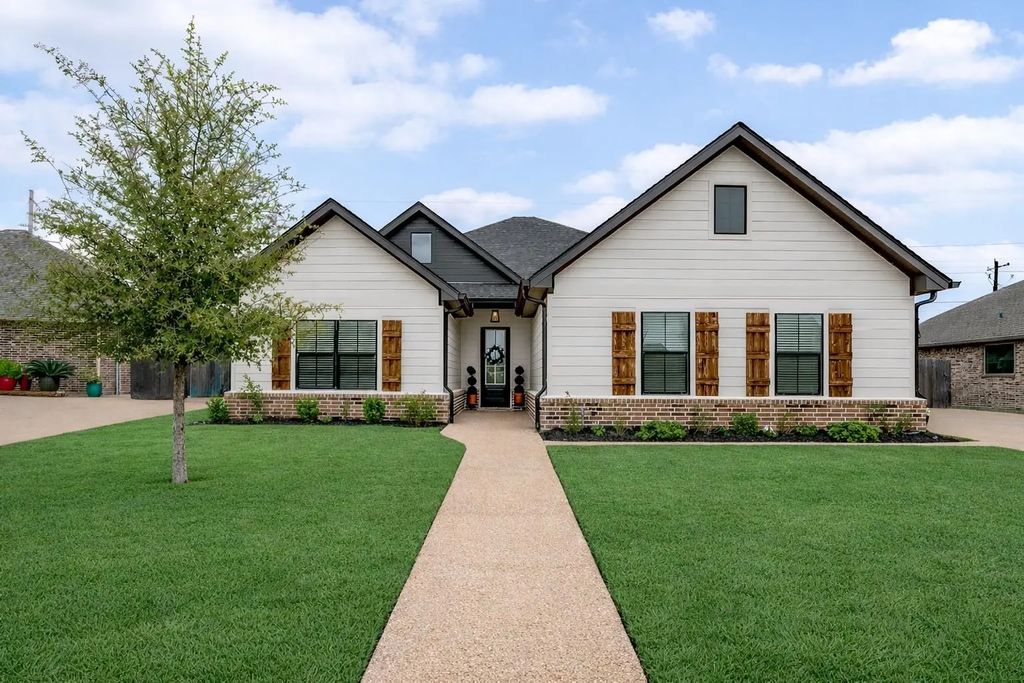 808 Gallant Fox Road, Hewitt