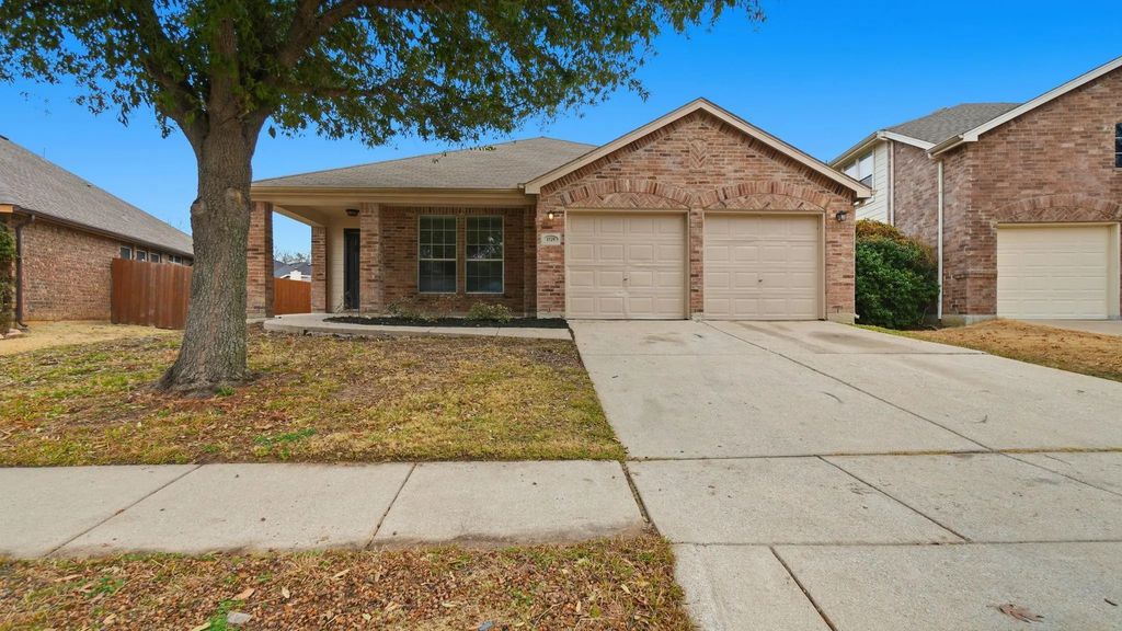 1529 Cardinal Way, Aubrey