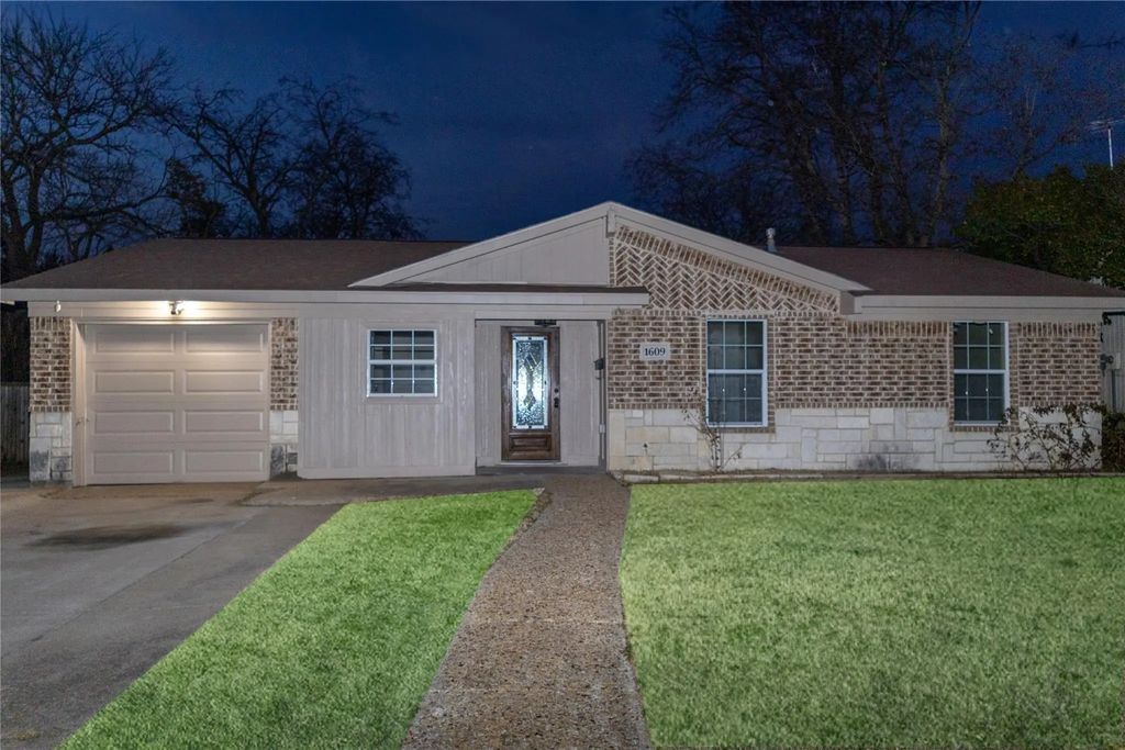 1609 Running River Road, Garland