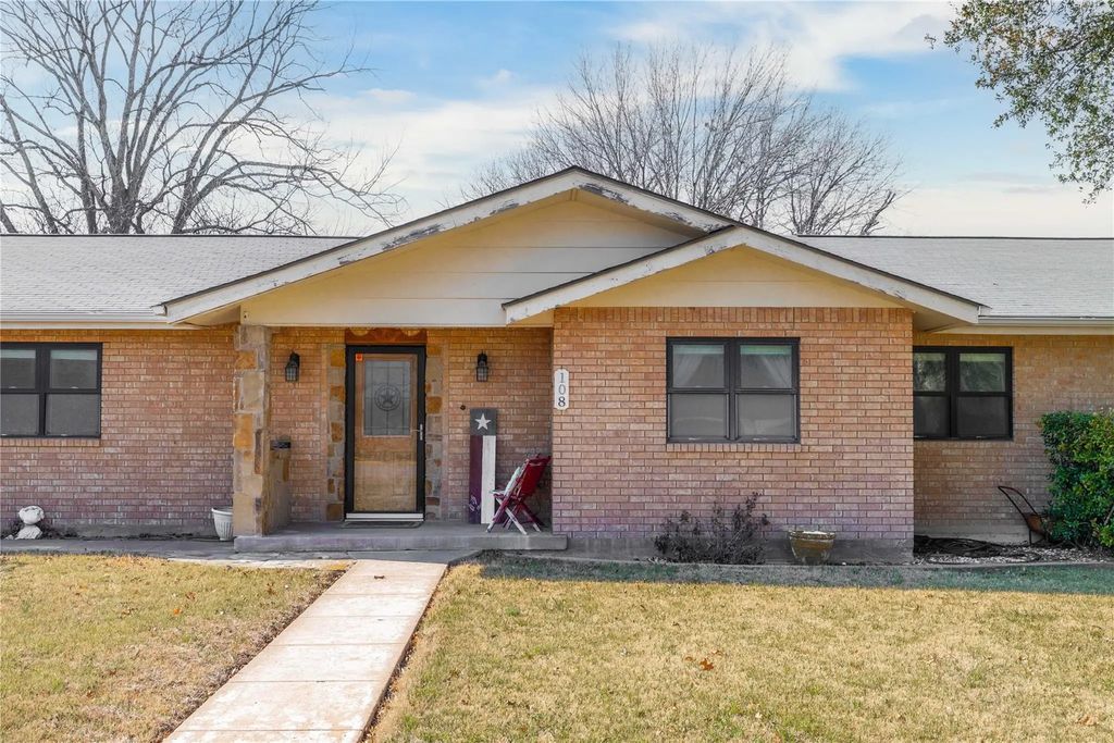 108 S Harkey Street, San Saba