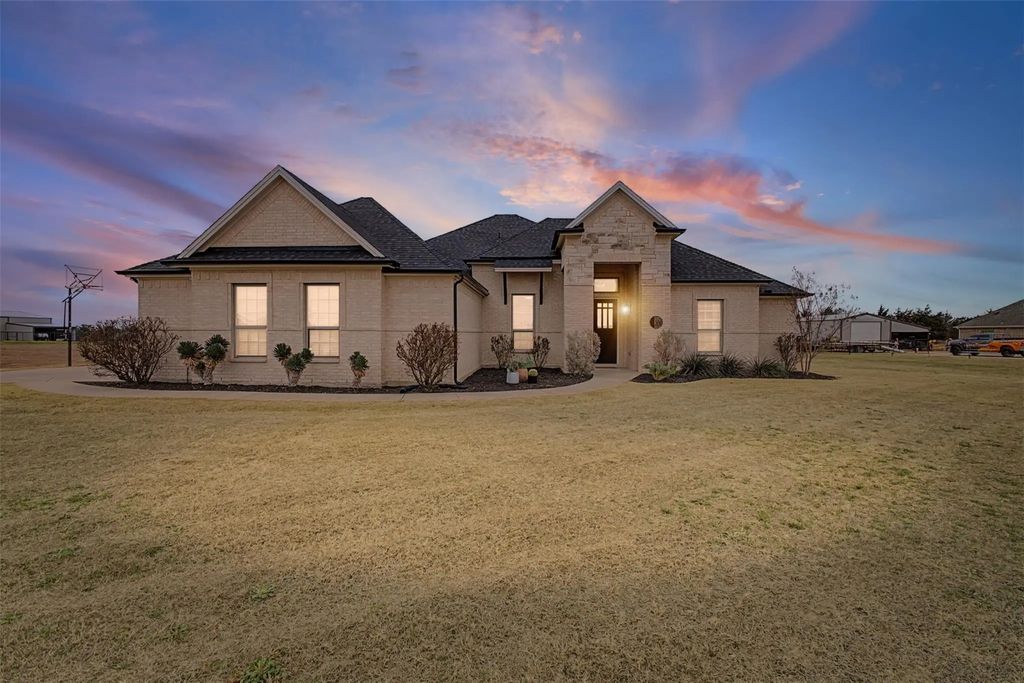208 Blue Ridge Drive, Waxahachie