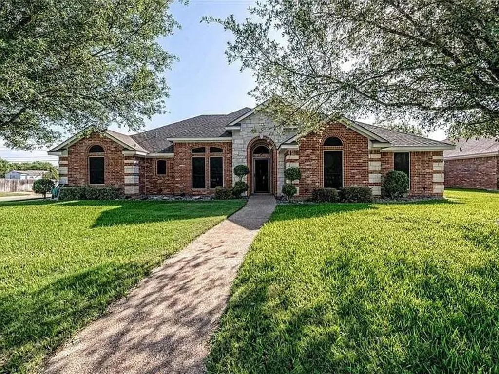 1100 Heatherwood Drive, Hewitt