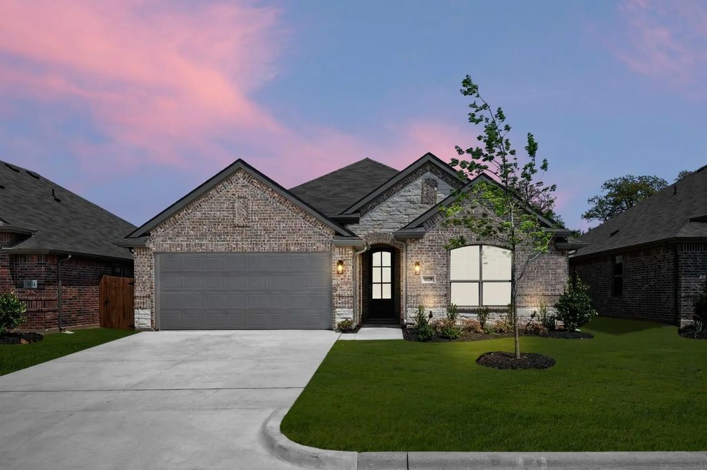 1128 Avery Road, Granbury