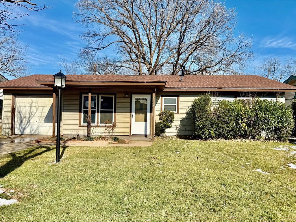 512 Nw Lorna Street, Burleson