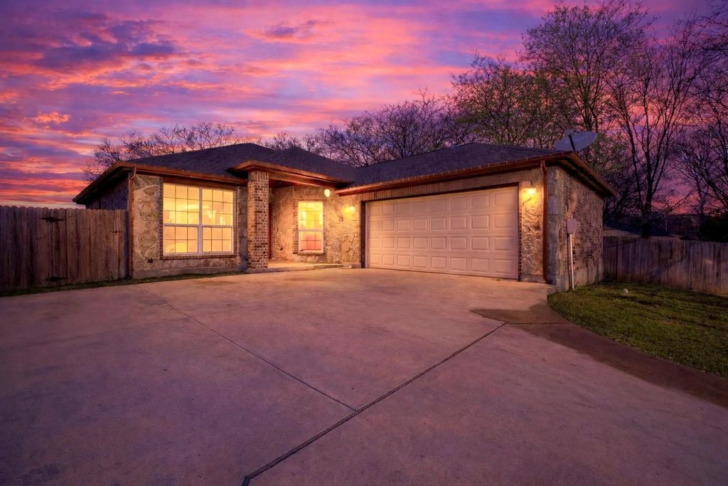 110 S Watson Street, Alvarado