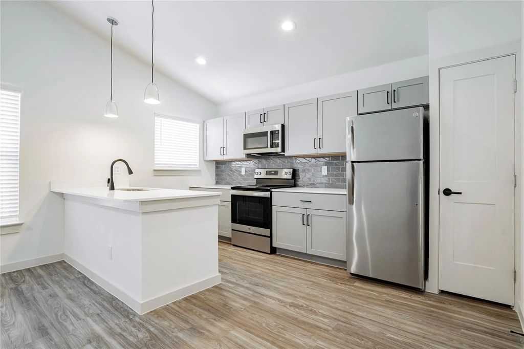 523 N Ewing Avenue 106, Dallas