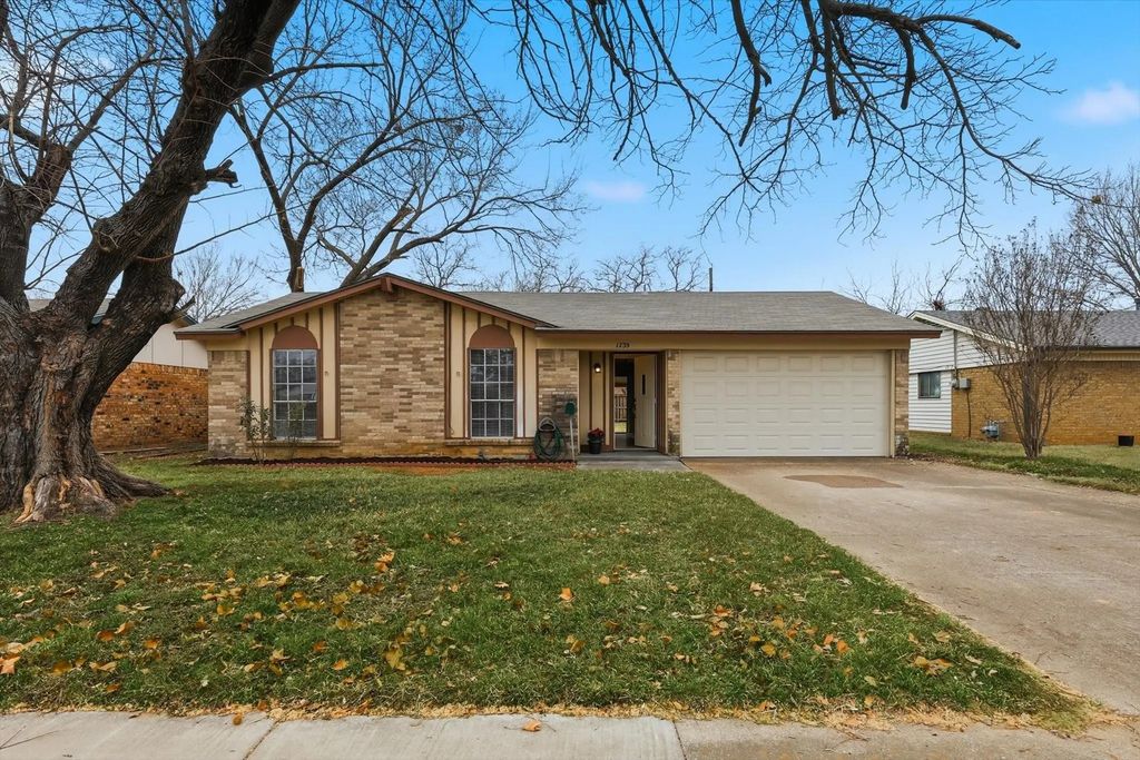 1739 Oak Lake, Irving