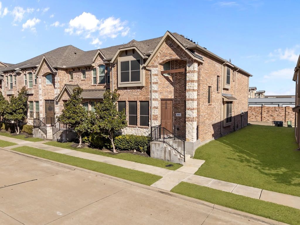 921 Shelby Lane, Lewisville