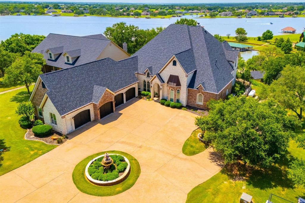 1916 W Emerald Bend Court, Granbury