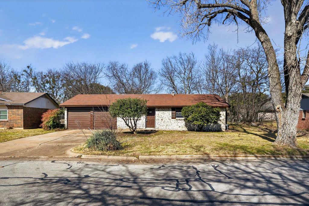 404 Nathan Street, Burleson