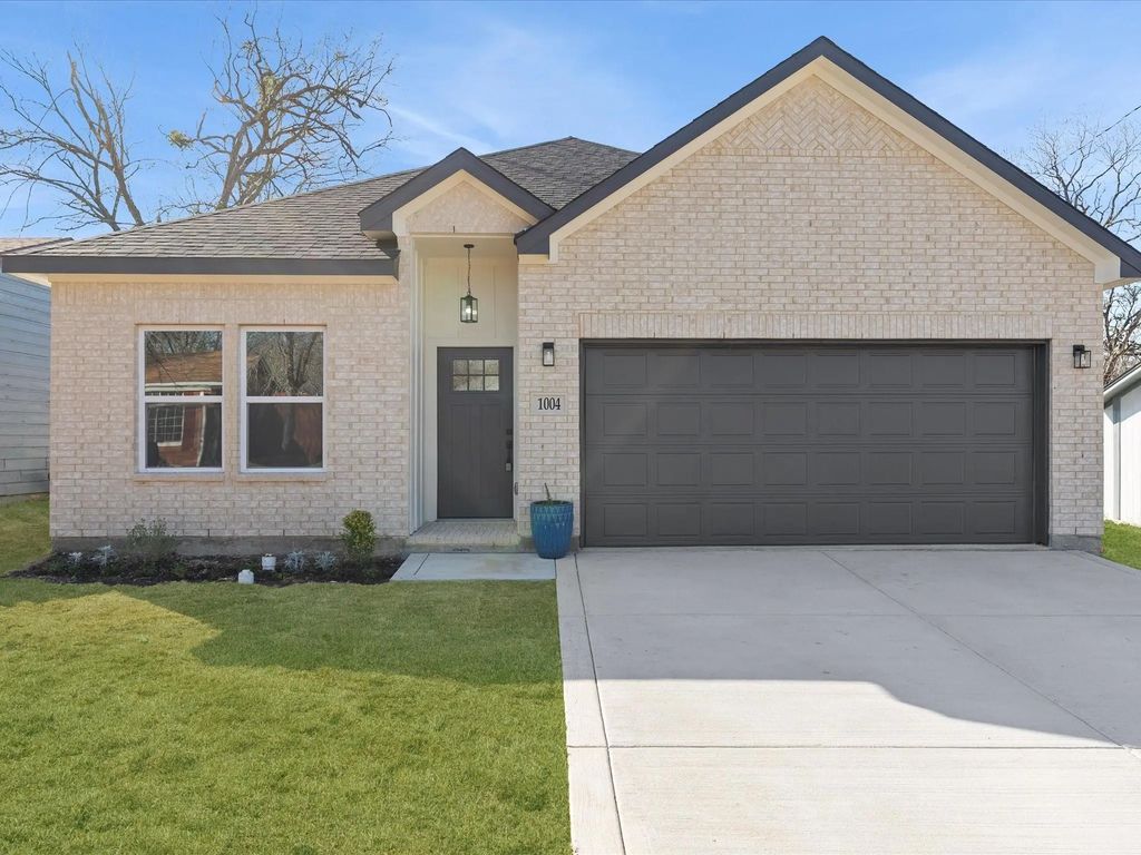 1004 E Hickory Street, Kaufman