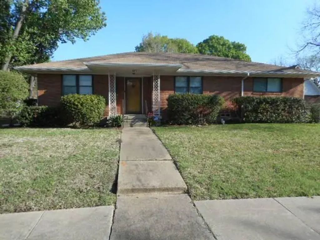 921 Poinsettia Drive, Lancaster