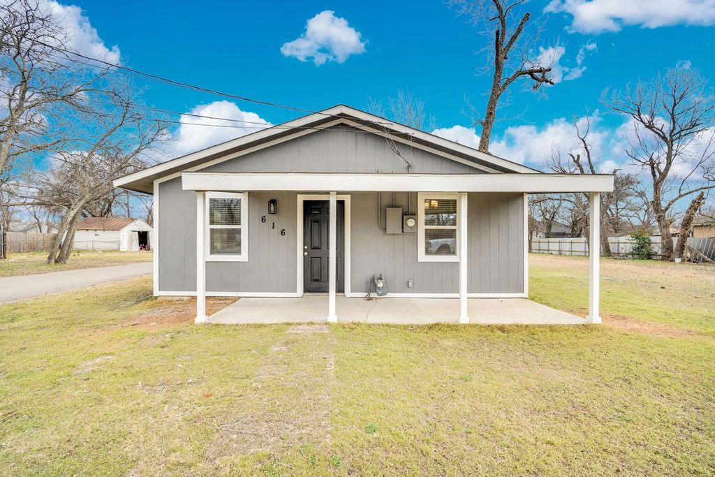 616 Sabine Avenue, Cleburne