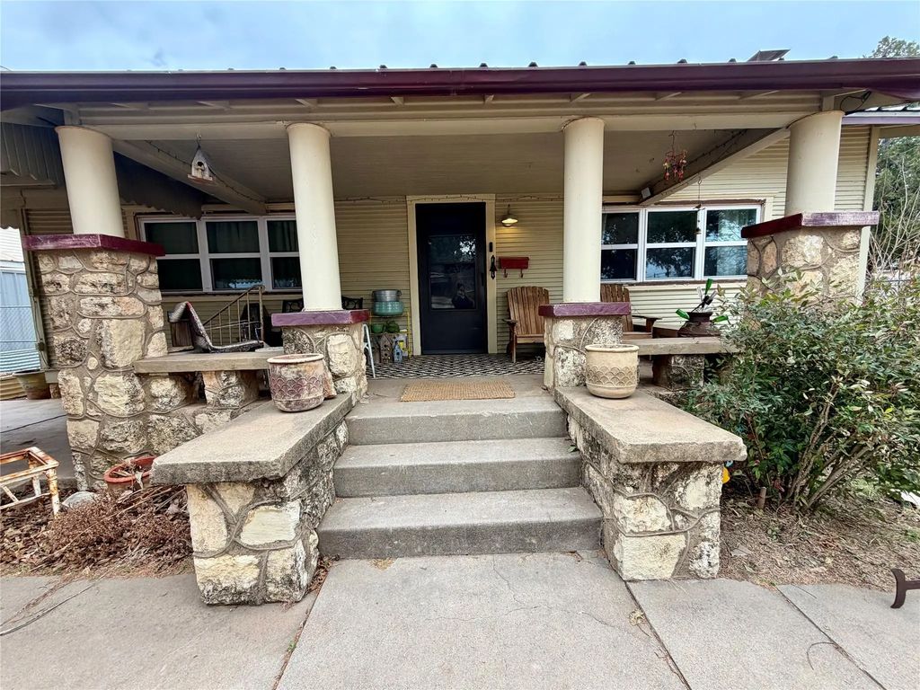 102 E 7th Street, Quanah