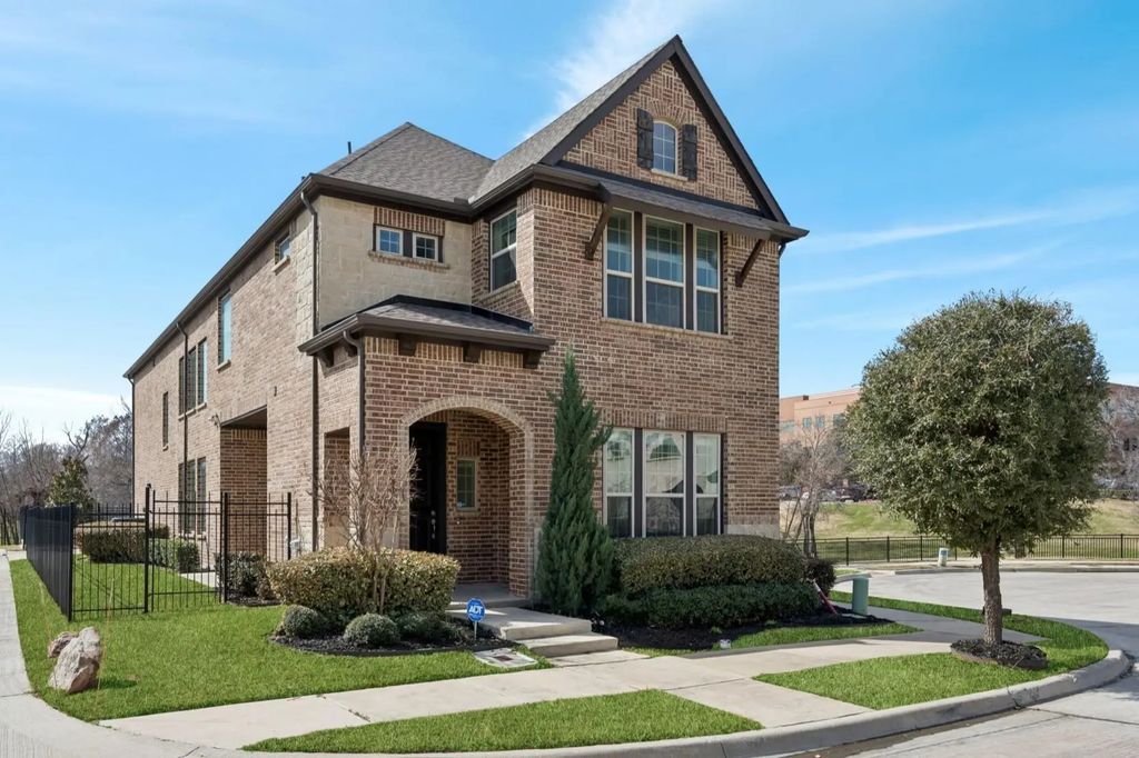 648 Courtyard Lane, Irving