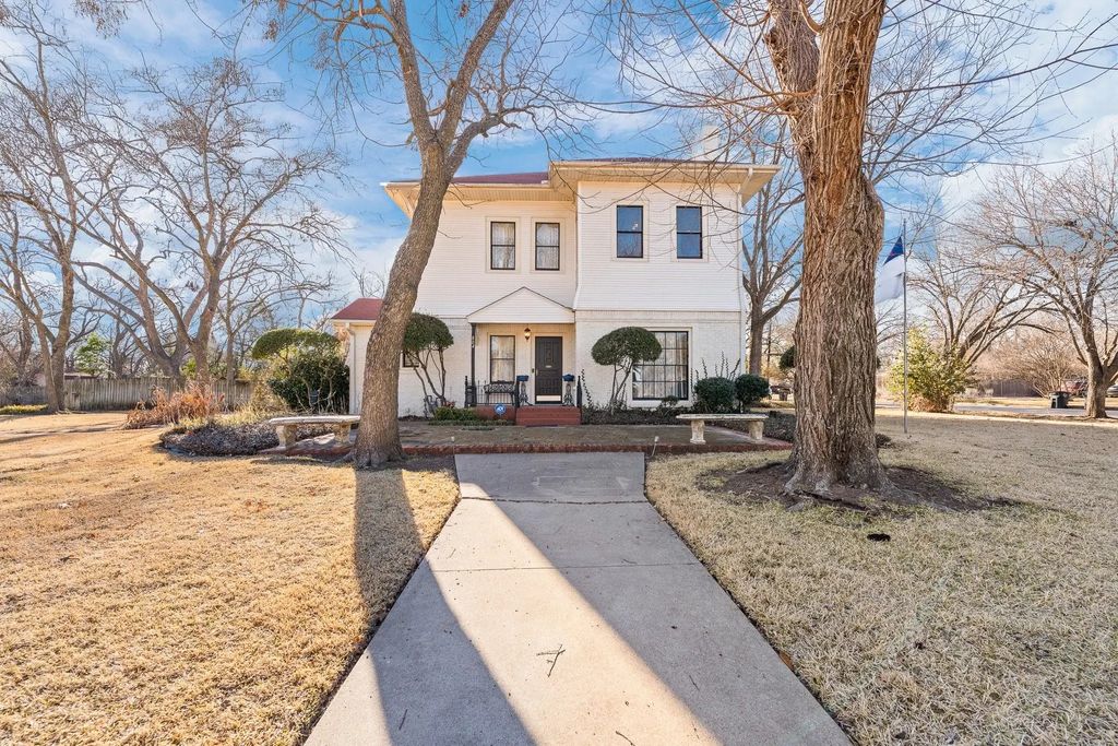 804 Prairie Avenue, Cleburne