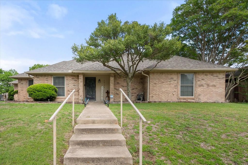 10124 Stoneleigh Drive, Benbrook