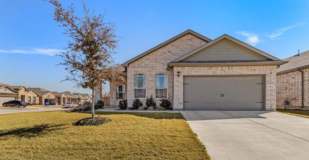 8532 Sandy Park Drive, Fort Worth