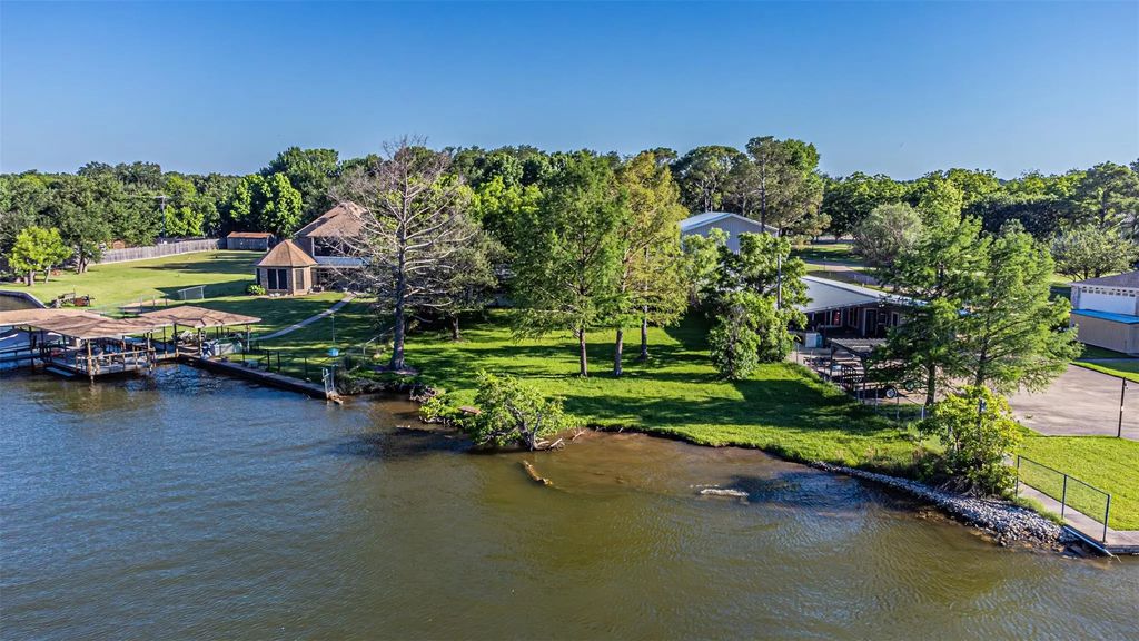 1712 Island Village Court, Granbury