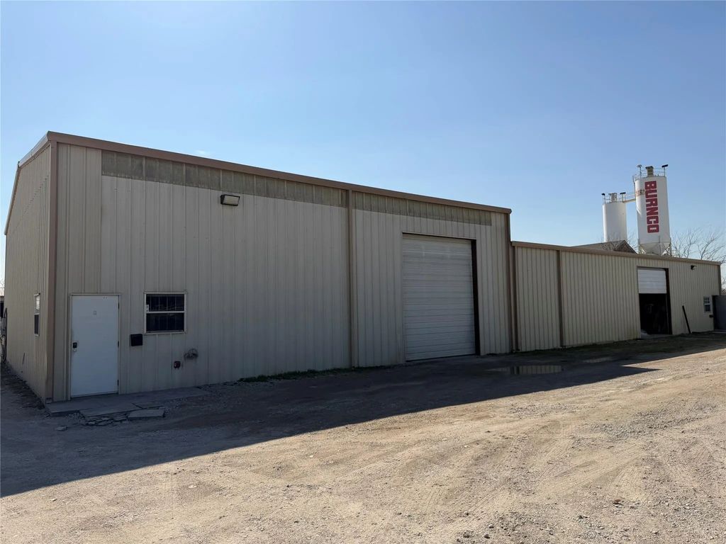 9717 Industrial Road, Justin