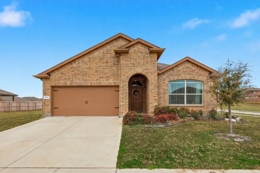 9717 Deephaven Drive, Fort Worth
