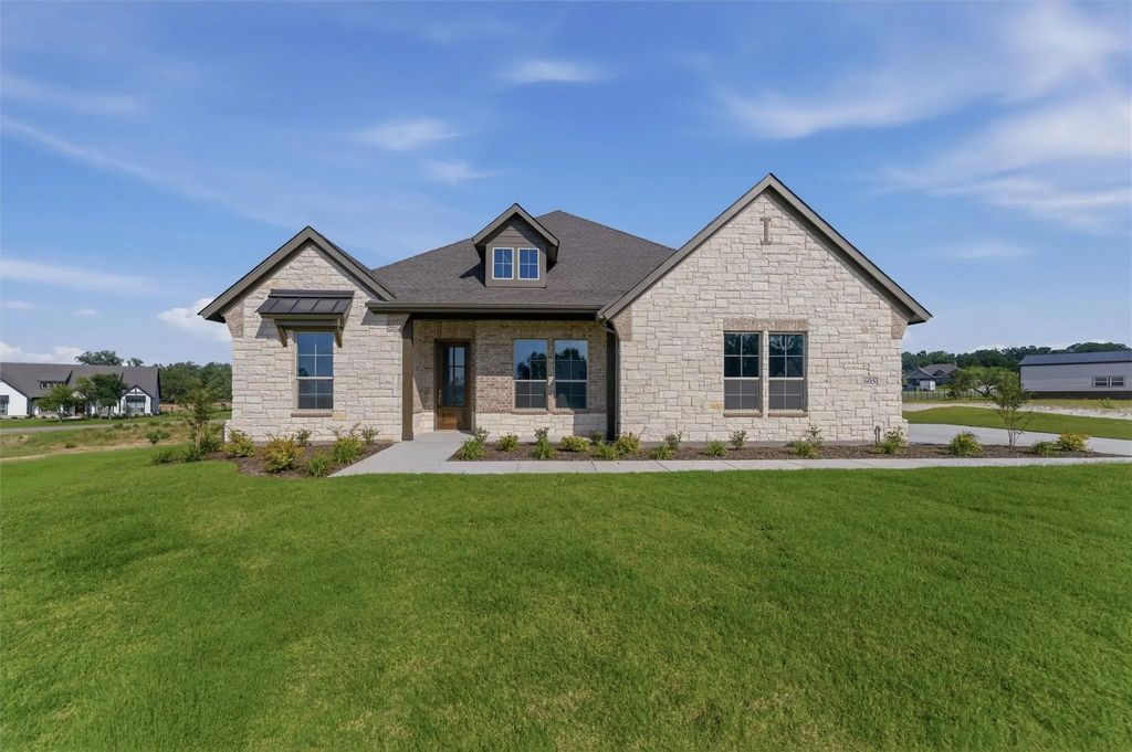 605 Tay Tay Way, Springtown