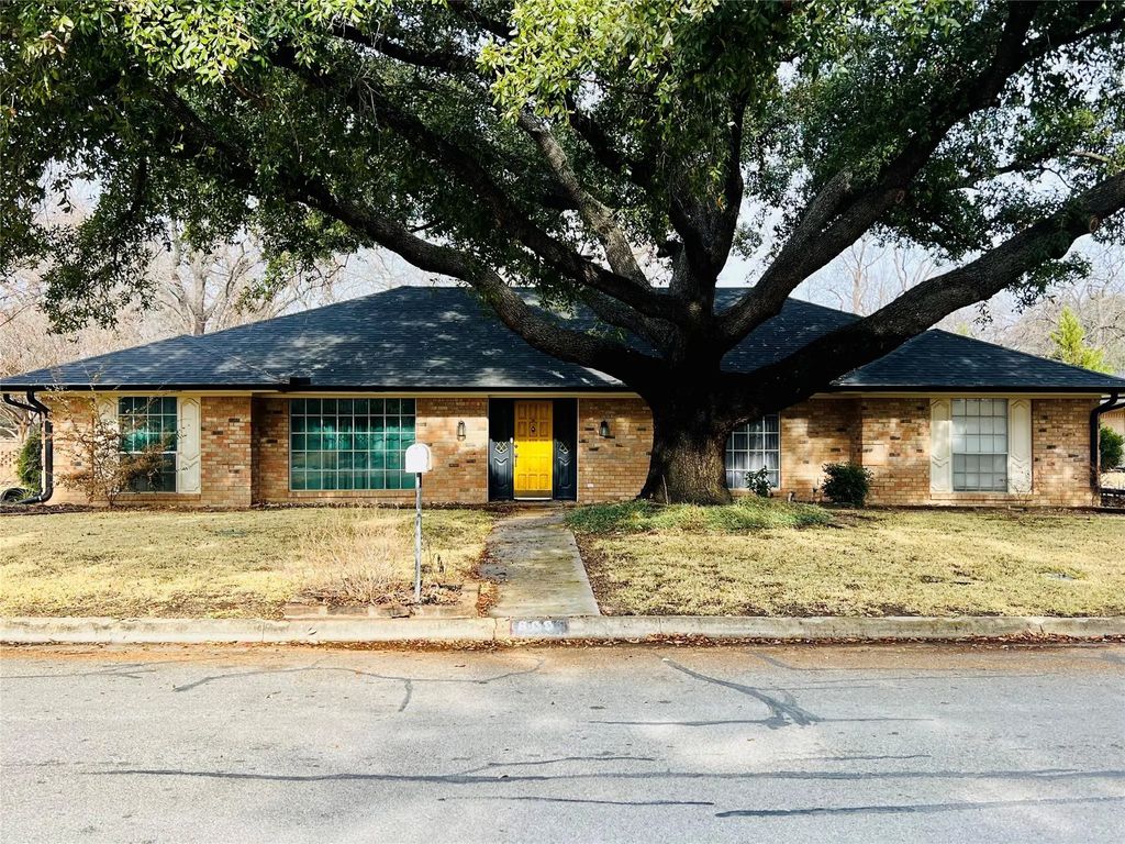 809 Brook Hollow Street, Brownwood