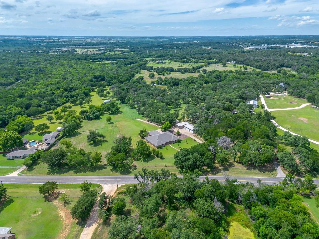 2137 Fm 3136, Cleburne