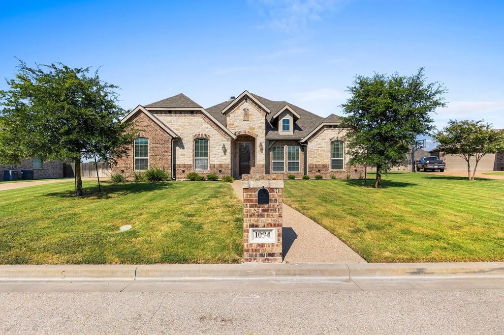 1094 Hesselridge Drive, Hewitt