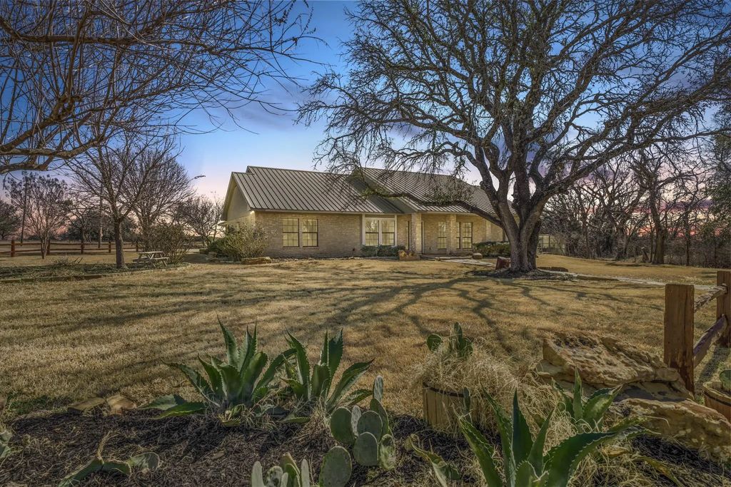 1592 N Us Highway 281, Hamilton