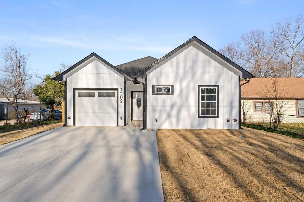 1202 N Breckenridge Street, Ennis