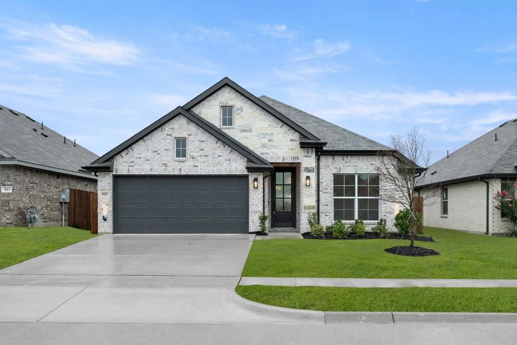 915 Madeline Lane, Cleburne